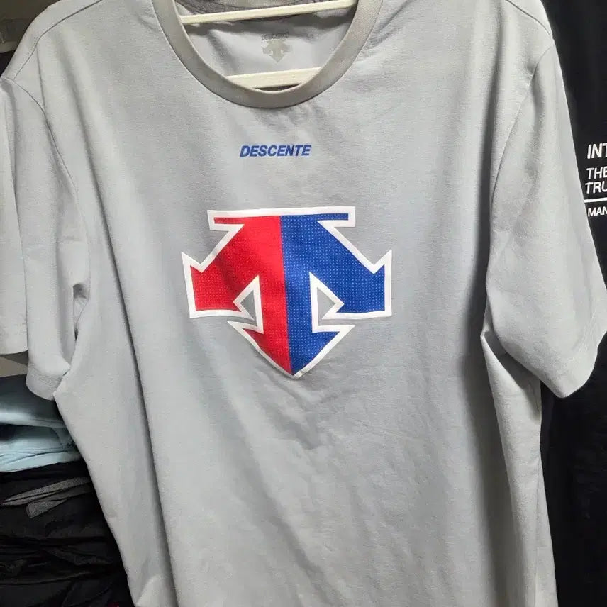 [BUNJANG] Descente Logo Short Sleeve T-Shirt / 데상트 로고 반팔 티셔츠 100