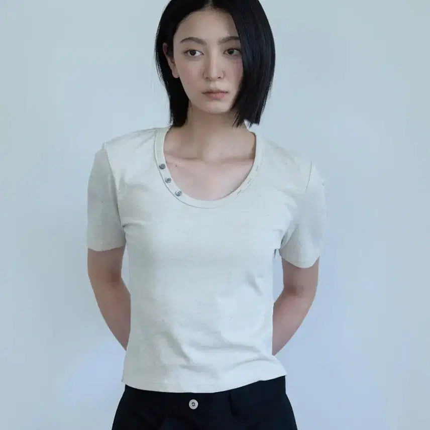 [BUNJANG] PEIP Buttonhole U-Neck Short-Sleeve T-Shirt / 피이이피 버튼홀 유넥 반팔 티셔츠 (정가5.4)