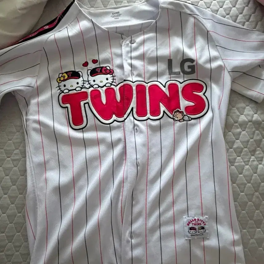 [BUNJANG] LG Twins Hello Kitty Collaboration Hong Chang-ki Marked Jersey Size 95 / LG 트윈스 헬로키티 유니폼 엘지 키티 콜라보 95 사이즈 홍창기 마킹