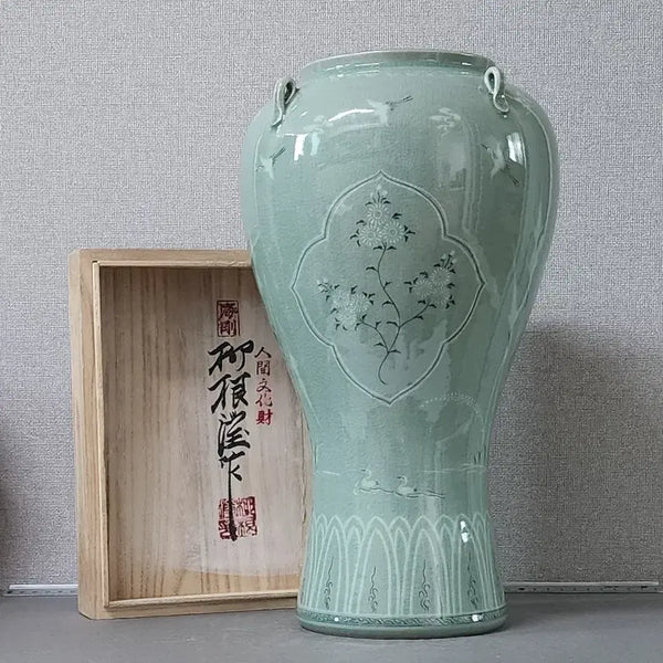 [BUNJANG] Haegang Yu Geun-hyung Celadon Black & White Inlaid Chrysanthemum Pattern Saiho Vase / 해강 유근형 흑백상감 국화문 사이호