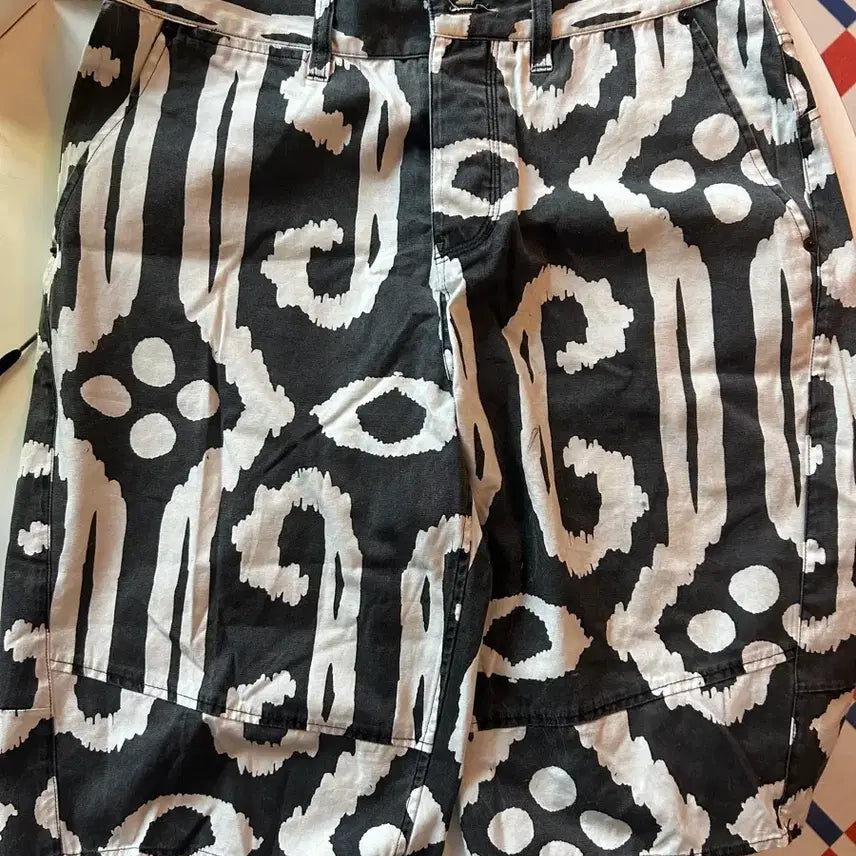 [BUNJANG] Black Scale Pattern Shorts Size 34 / 최종가*블랙스케일 패턴 반바지 34