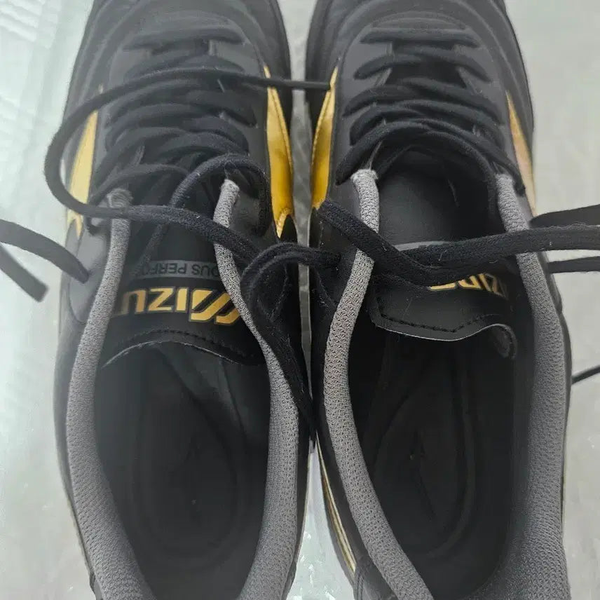 [BUNJANG] Mizuno Sala TF Soccer Shoes Black/Gold / 미즈노 살라 TF 축구화 블랙/골드 255(실착1회)