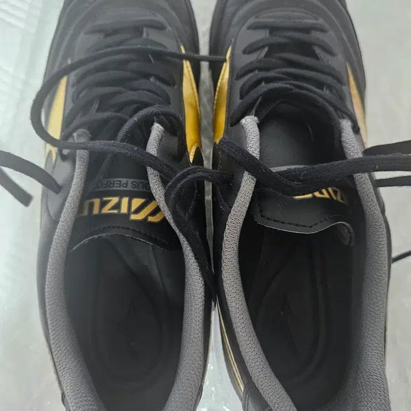 [BUNJANG] Mizuno Sala TF Soccer Shoes Black/Gold / 미즈노 살라 TF 축구화 블랙/골드 255(실착1회)