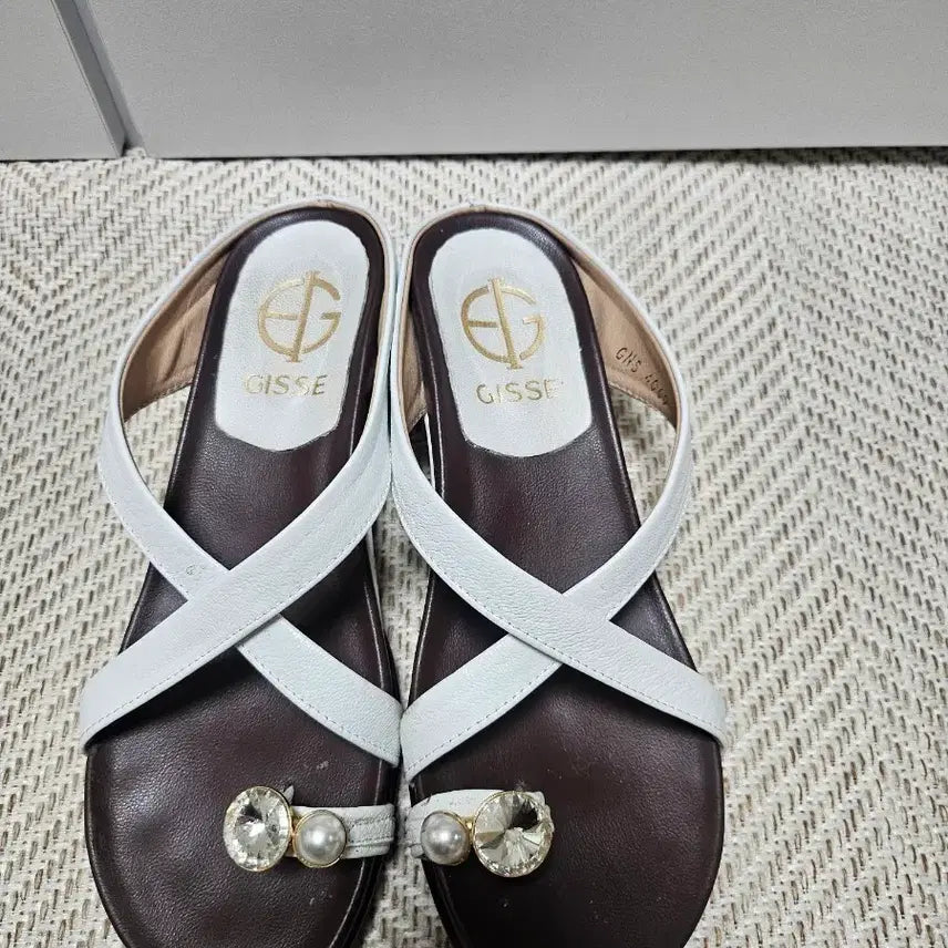 [BUNJANG] Gisse Women's Wedge Flip-Flops Pearl and Jewel Embellished / 여성 웨지힐 쪼리 240