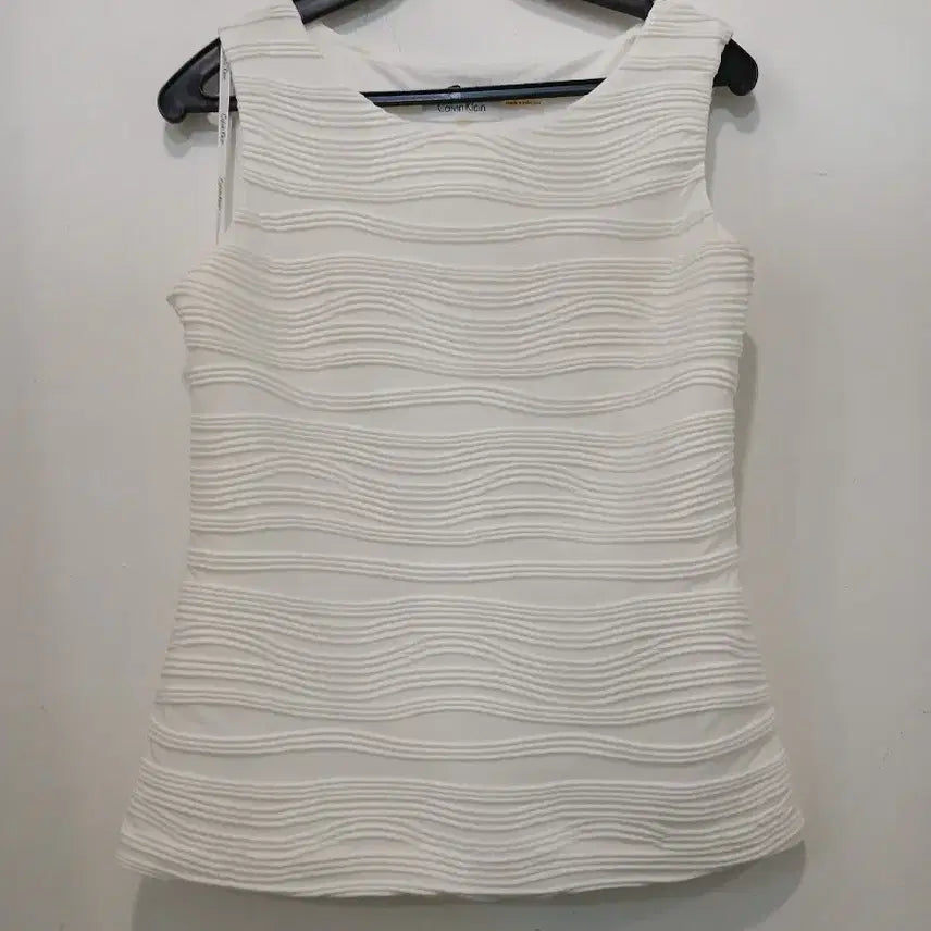 [BUNJANG] Calvin Klein Embossed Sleeveless Top / 캘빈클라인  Calvin Klein  엠보싱 민소매 탑