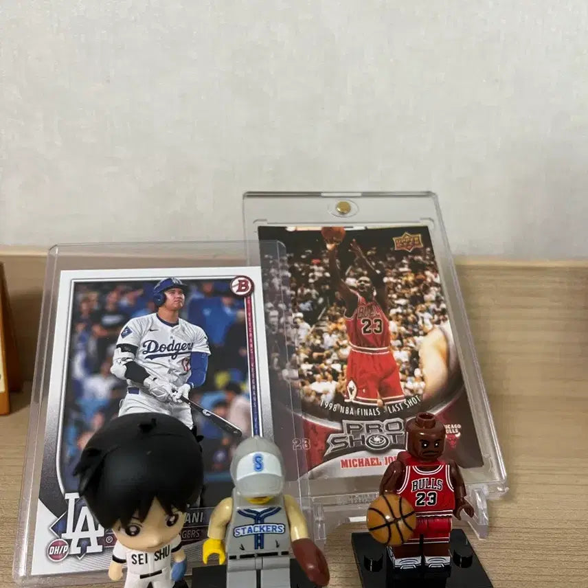 [BUNJANG] Michael Jordan and Shohei Ohtani Cards with Sports Figures Bundle / 마이클 조던 + 오타니 카드 + 스포츠 피규어