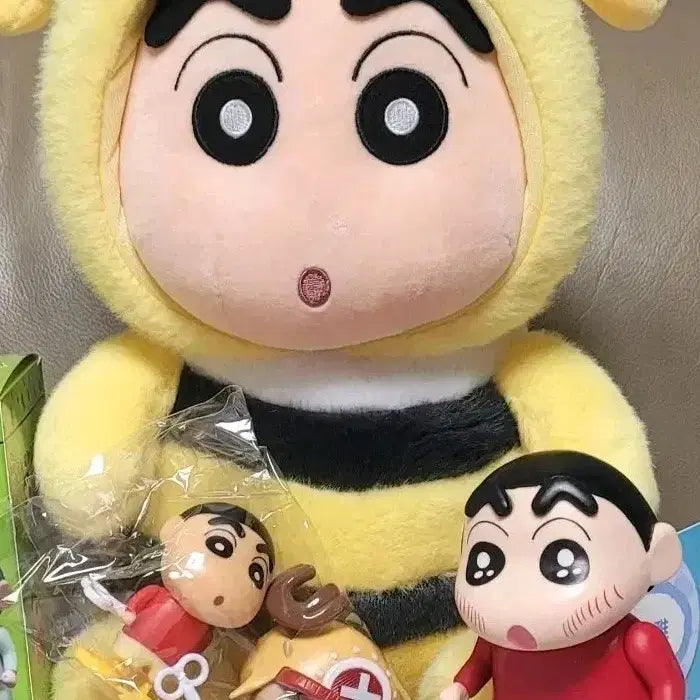[BUNJANG] Crayon Shin-chan Bee Costume Plush 35cm & Shinnosuke Figure Set / 짱구는못말려 꿀벌짱구35cm+신짱구 피규어+태엽 피규어2종 세트(새상품)