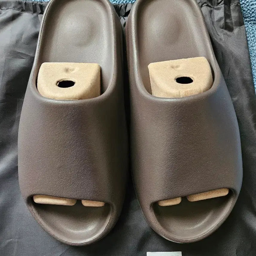 [BUNJANG] Yeezy YS-01 Slide Chocolate US 10 / 이지 슬라이드 YS-01 초콜렛 US 10