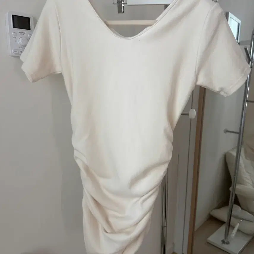 [BUNJANG] Fleece V-Neck Shirring Short-Sleeve Mini Dress / 기모 브이넥 셔링 반팔 원피스