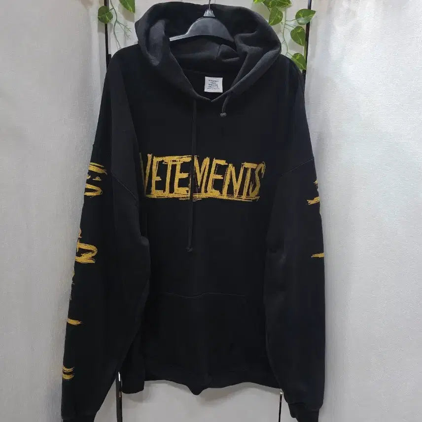 [BUNJANG] VETEMENTS Gold Logo Hoodie / 베트멍후드티셔츠