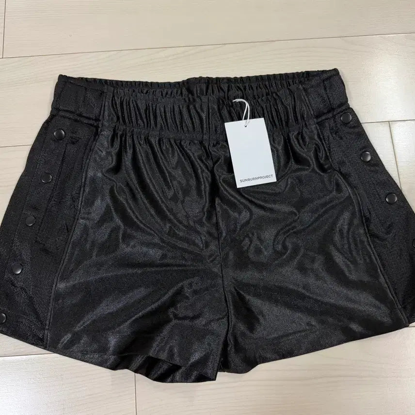 [BUNJANG] SUNBURN PROJECT Snap Button Short Pants Black / 선번프로젝트 스냅 단추 숏팬츠 블랙