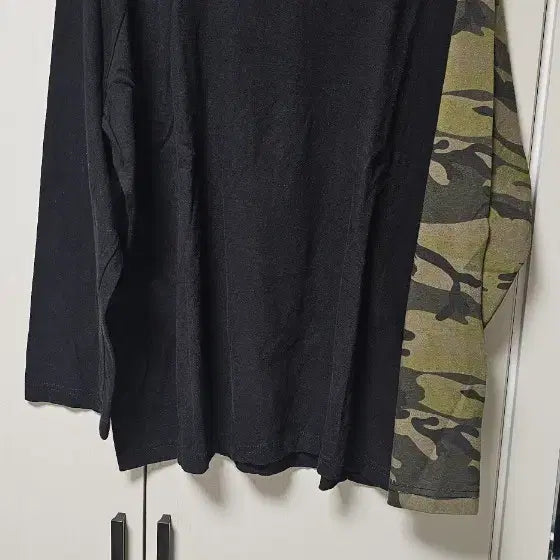 [BUNJANG] Piecebsover Camo Color-Block Long-Sleeve T-Shirt Black / 피스오버 카모 배색 긴팔 티셔츠 블랙