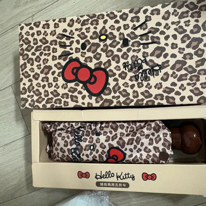 [BUNJANG] Hello Kitty Leopard Print Folding Umbrella / 헬로키티 레오파드 패턴 접이식 우산