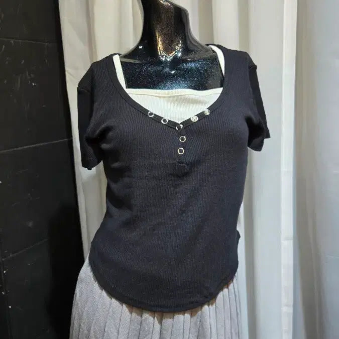 [BUNJANG] Black Ribbed Short Sleeve Layered T-Shirt with Front Button Detail / 아이보리 나시 레이어드 밑단유 앞버튼 골지 블랙 반팔
