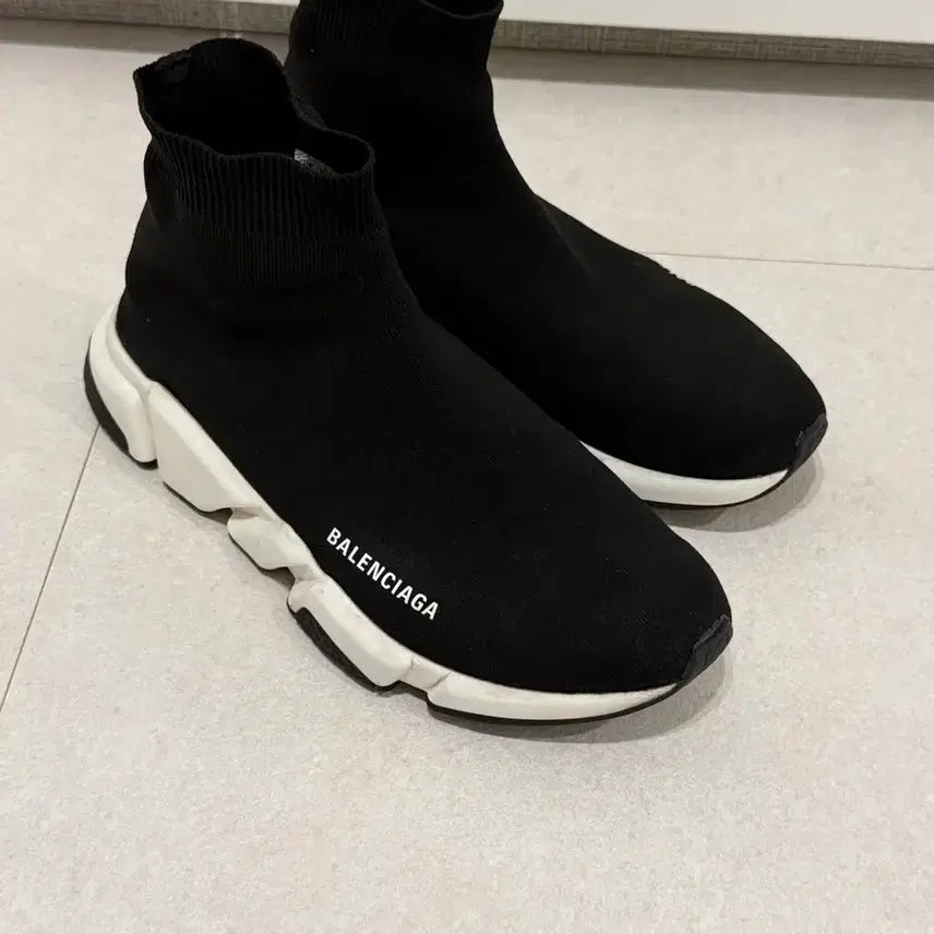 [BUNJANG] Balenciaga Speedrunner Sneakers (Size 42) / 발렌시아가 스피드러너 42