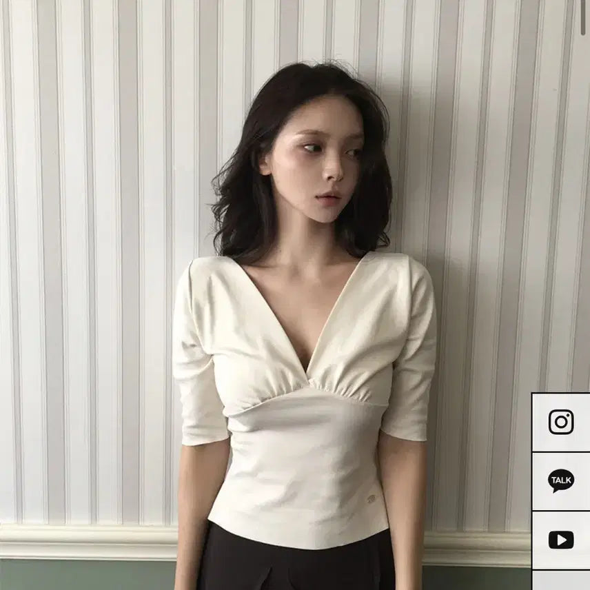 [BUNJANG] Ivoryet Shirring V-Neck Tee Light Beige / 아이보렛 셔링 브이넥 티 라이트 베이지 새상품