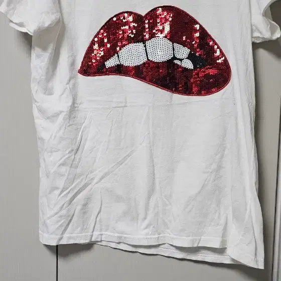 [BUNJANG] Donadona Sequin Lip Short Sleeve T-Shirt White / 도나도나 스팽글 립 반팔 티셔츠 화이트