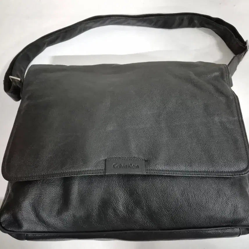 [BUNJANG] Calvin Klein Men's Black Leather Messenger Bag / 캘빈클라인 남성 블랙 가죽 메신저백