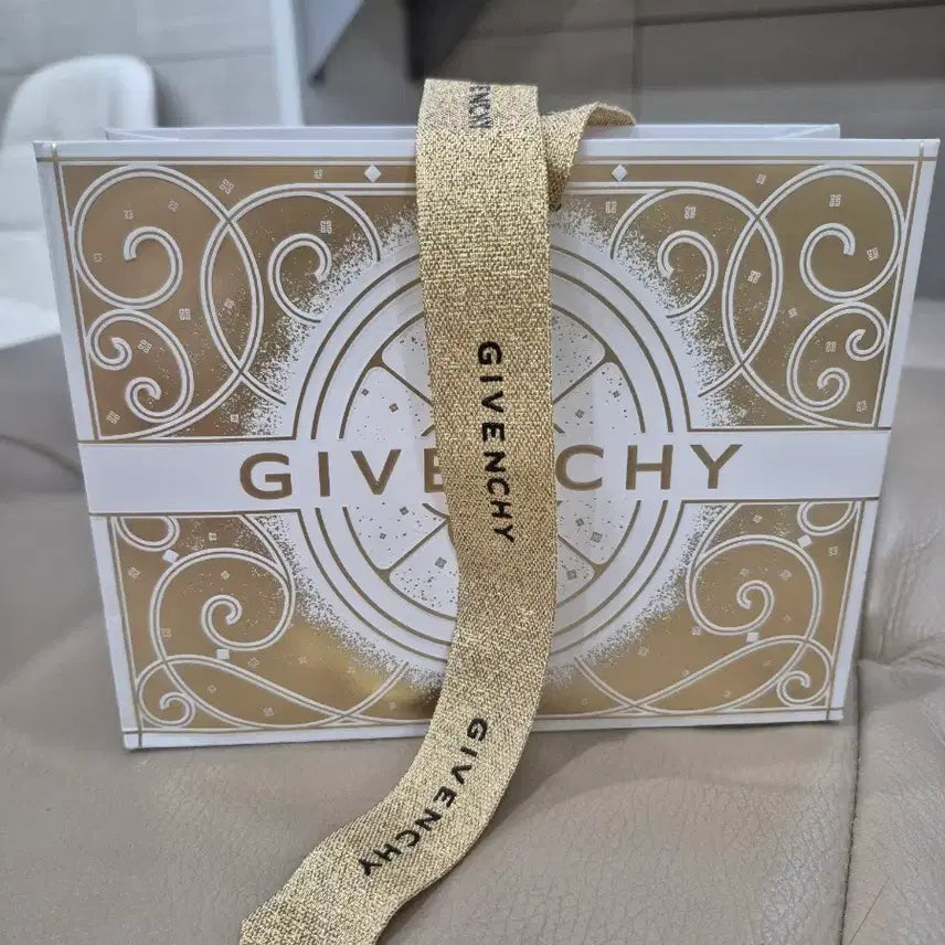 [BUNJANG] Givenchy Gift Box with Ribbon / 지방시 기프트 박스 리본 포함