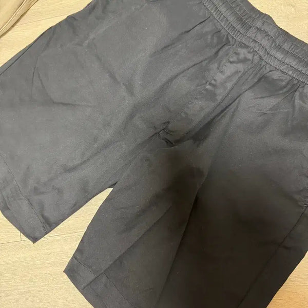 [BUNJANG] Uniqlo Banding Shorts 2 Pairs (Black, Beige) / 유니클로 밴딩 반바지 2벌 (블랙,베이지)