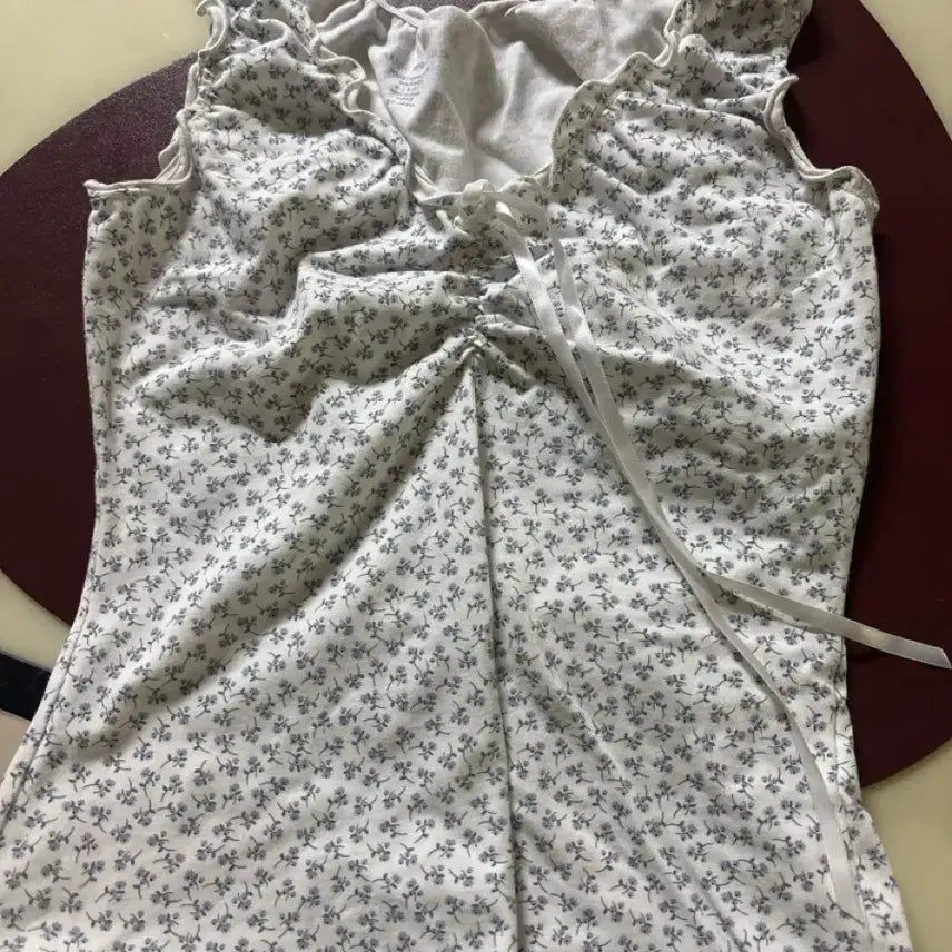 [BUNJANG] Brandy Melville Flower Pattern Frill Sleeveless Top / 브랜디멜빌 플라워 패턴 프릴 민소매 탑