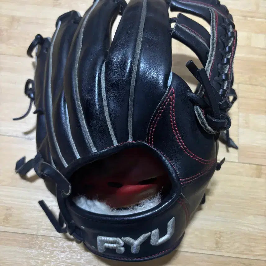 [BUNJANG] Black Baseball Glove with Red Stitching / 류내야글러브 판매합니다