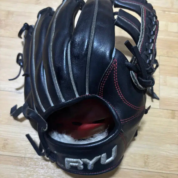 [BUNJANG] Black Baseball Glove with Red Stitching / 류내야글러브 판매합니다