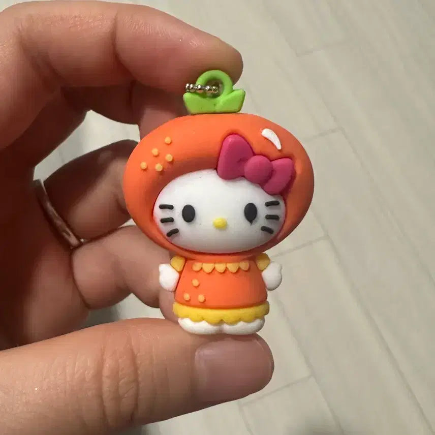 [BUNJANG] Tangerine Hello Kitty Rubber Keychain Gacha / 귤 키티 고무 키링 가챠