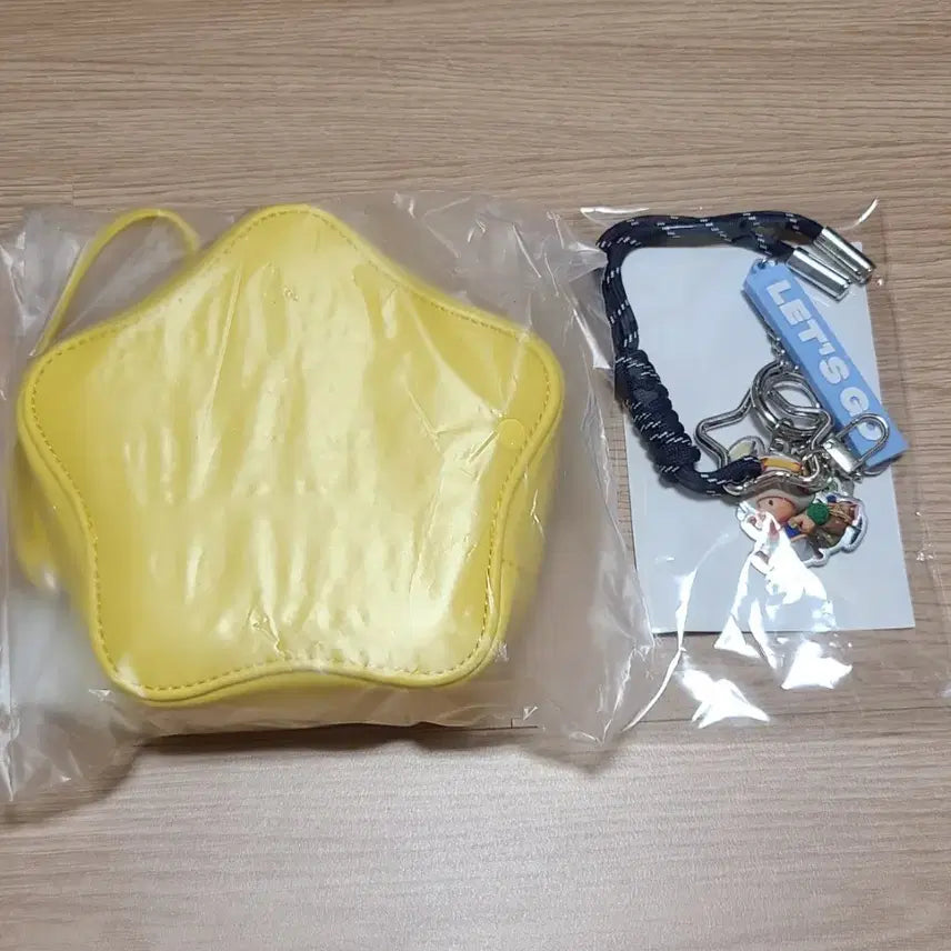 [BUNJANG] Amorepacific X Super Mario Yellow Star Pouch & Toad Keychain Set / [새상품] 아모레퍼시픽X슈퍼마리오 노란색 별 파우치, 토드 키링
