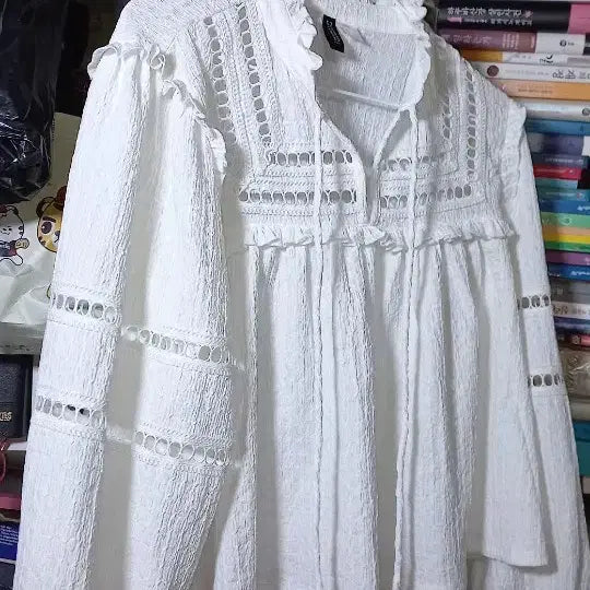 [BUNJANG] White Embroidered Blouse / 흰색 자수 블라우스
