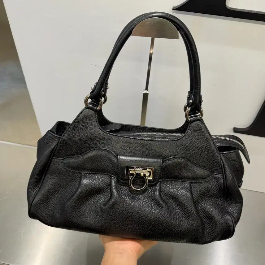 [BUNJANG] Salvatore Ferragamo Gancini Mandu Bag Black Leather / 페레가모 간치니 만두백 블랙