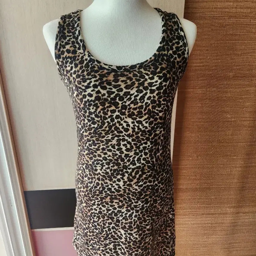 [BUNJANG] Leopard Pattern Sleeveless Tank Top / 레오파드 패턴 민소매 나시