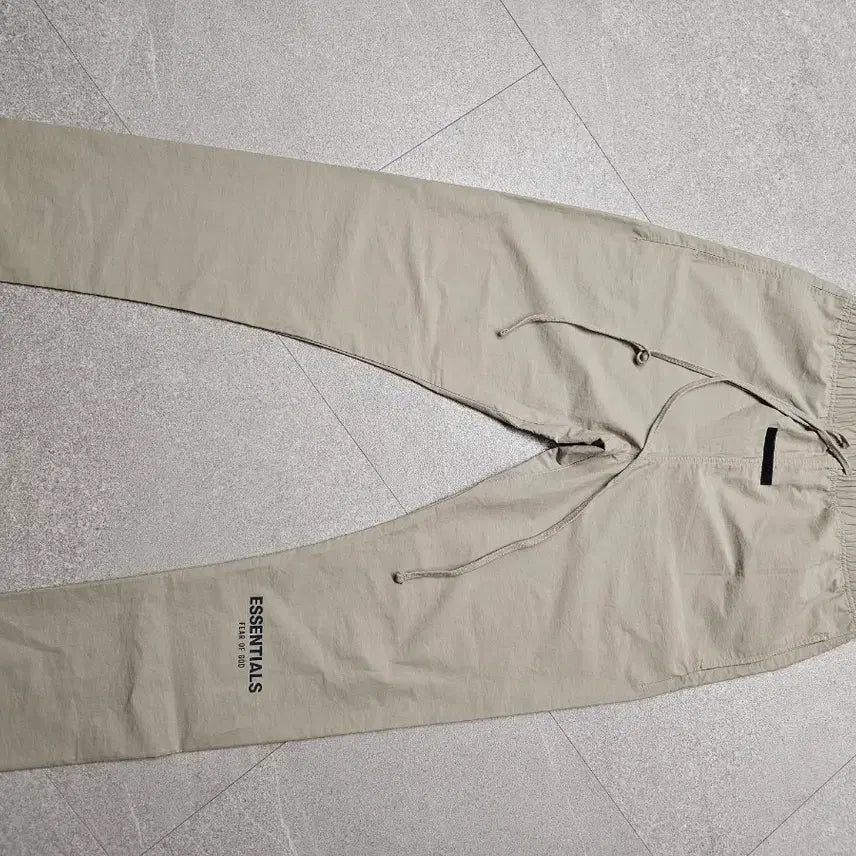 [BUNJANG] Fear of God Essentials Nylon Pants M Beige / 피어오브갓 나일론팬츠 m사이즈 신품급 사용감x