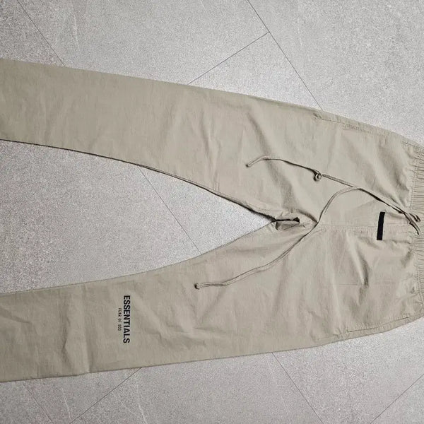 [BUNJANG] Fear of God Essentials Nylon Pants M Beige / 피어오브갓 나일론팬츠 m사이즈 신품급 사용감x