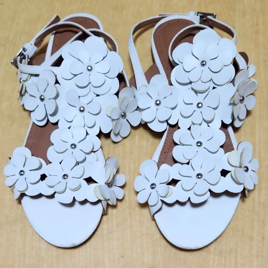[BUNJANG] White Flower Sandals / 화이트 플라워 샌들