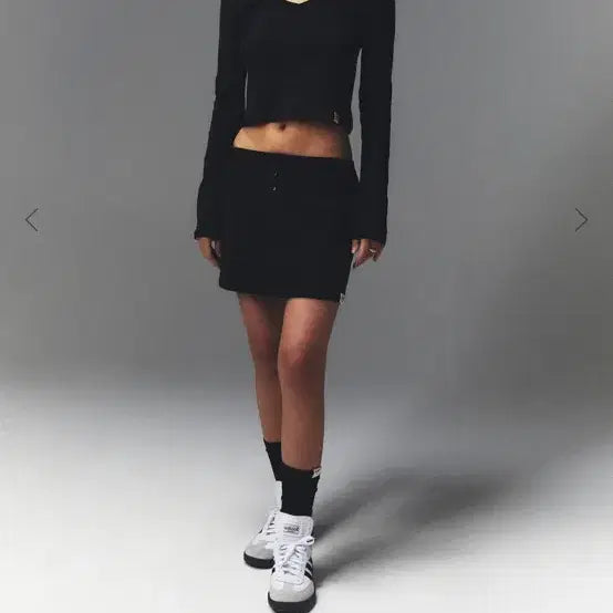 [BUNJANG] Glony Classic V-Neck Long Sleeve Black / 글로니 CLASSIC V-NECK LONG SLEEVE (BLACK)