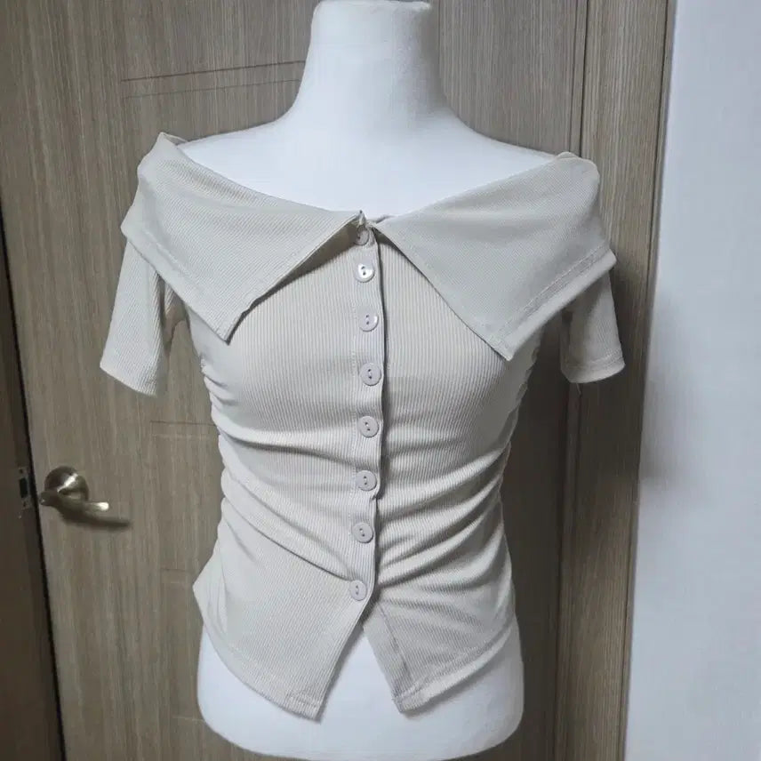 [BUNJANG] Beige Off-Shoulder Ribbed Short-Sleeve T-Shirt / 베이지색 오프숄더 골지 반팔티