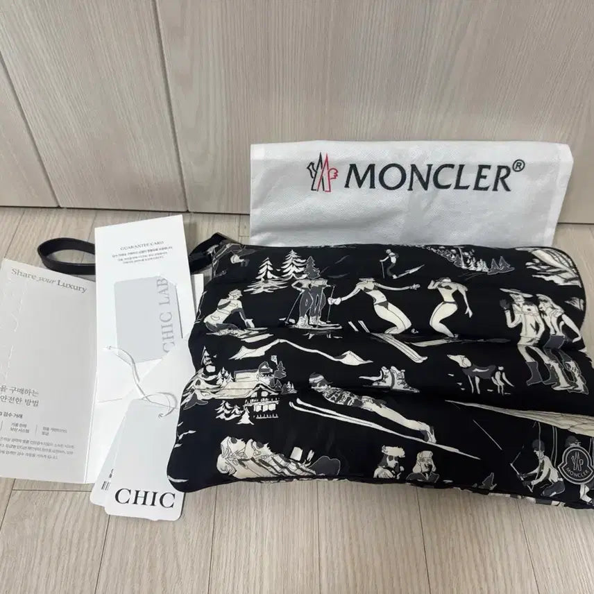 [BUNJANG] Moncler Fabric Strap Clutch Bag / 몽클레어 패브릭 스트랩 클러치백