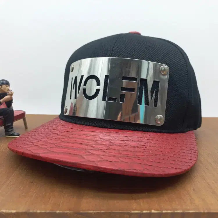 [BUNJANG] Shin Hwa Lee Min Woo WOLF M Metal Plate Python Snapback Hat (Black/Red) / 신화 이민우 힙합 스냅백 울프엠 메탈 플레이트 파이톤 뱀피 챙 블랙 레드