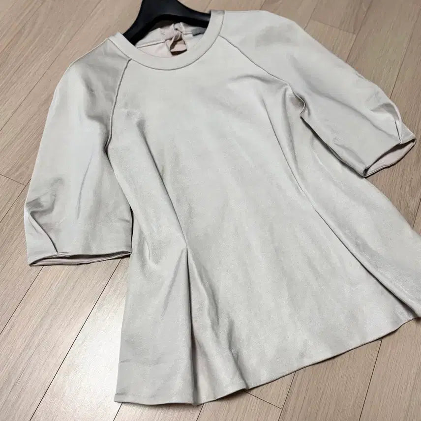 [BUNJANG] COS Pintuck Peplum Satin Blouse Beige / 코스COS 핀턱 페플럼 새틴 블라우스 베이지5부반팔튤립소매실키티셔츠하객룩