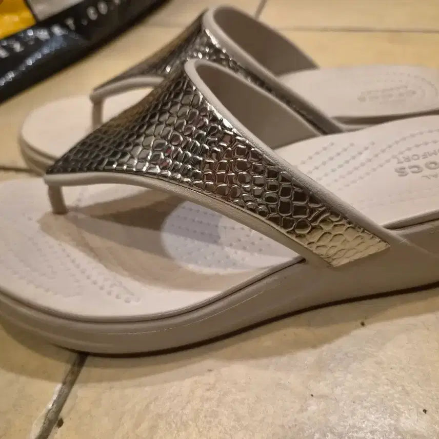 [BUNJANG] Crocs Monterey Metallic Wedge Flip Flops / 크록스 몬테레이 메탈릭  웨지 플립