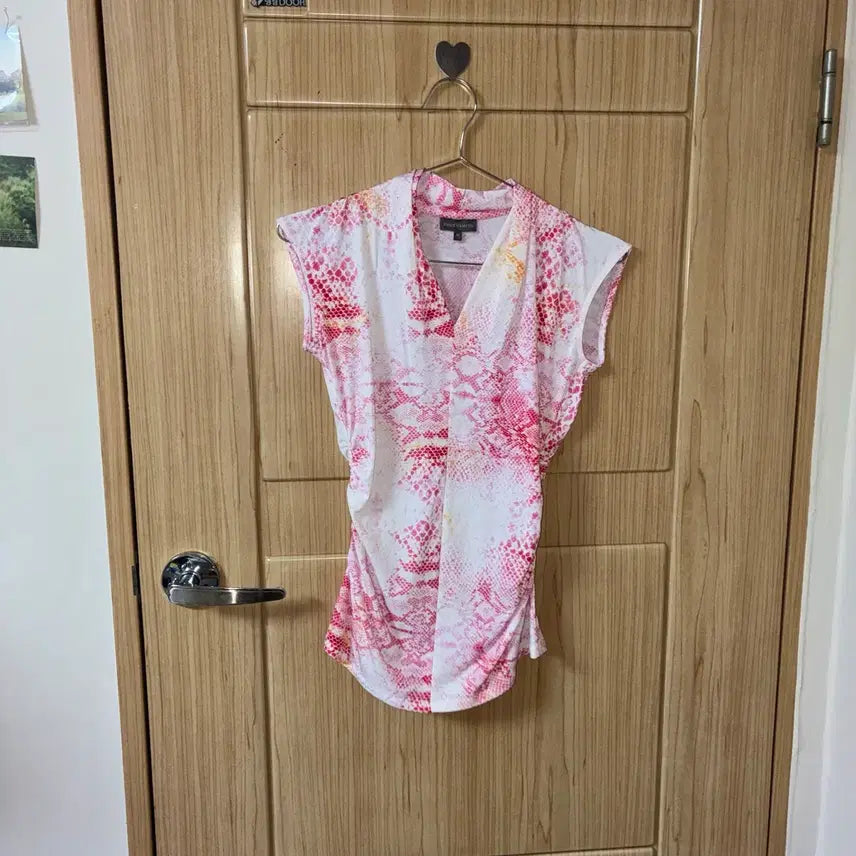 [BUNJANG] Pink Snakeskin V-Neck Short-Sleeve T-Shirt with Shirring / Sale 40