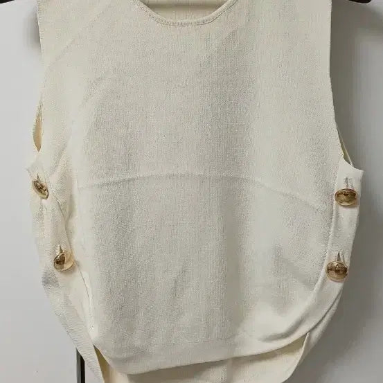 [BUNJANG] Zara Ivory Knit Vest with Gold Button Detail / 자라 아이보리 니트  금장 버튼 조끼