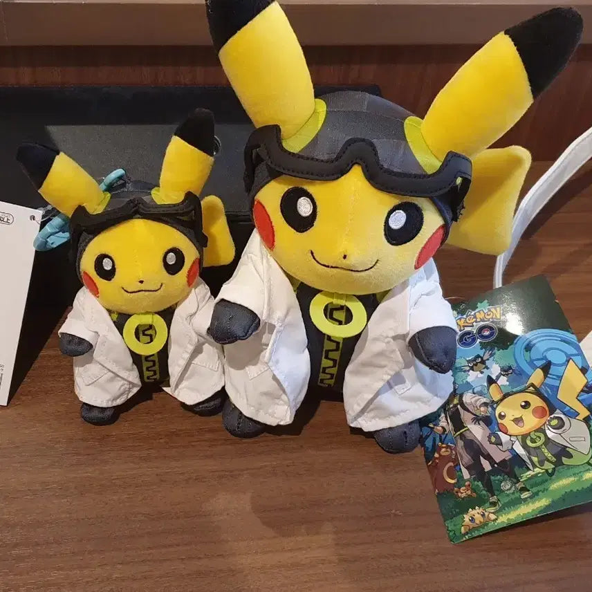 [BUNJANG] Pokemon Professor Willow's Assistant Pikachu Plush (Large & Small) Set / 포켓몬스터 월로우 박사의 조수 피카츄 인형 큰거, 작은거 판매합니다