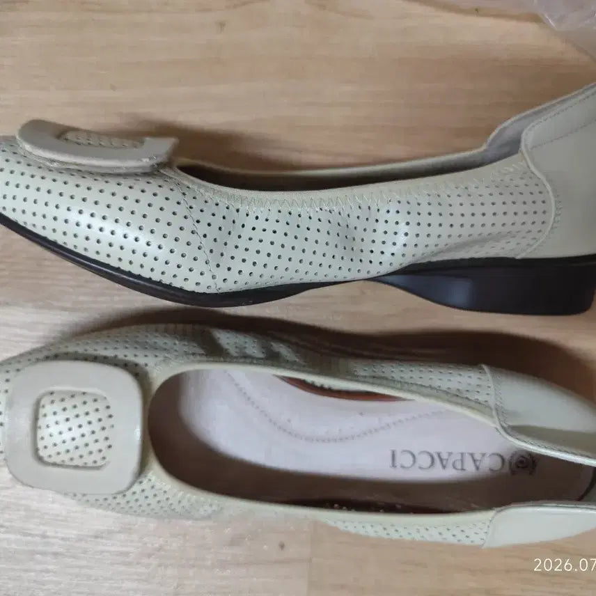 [BUNJANG] Capacci Soft Beige Lambskin Perforated Flat Shoes / 카파치 연베이지 양가죽 펀칭 플랫슈즈