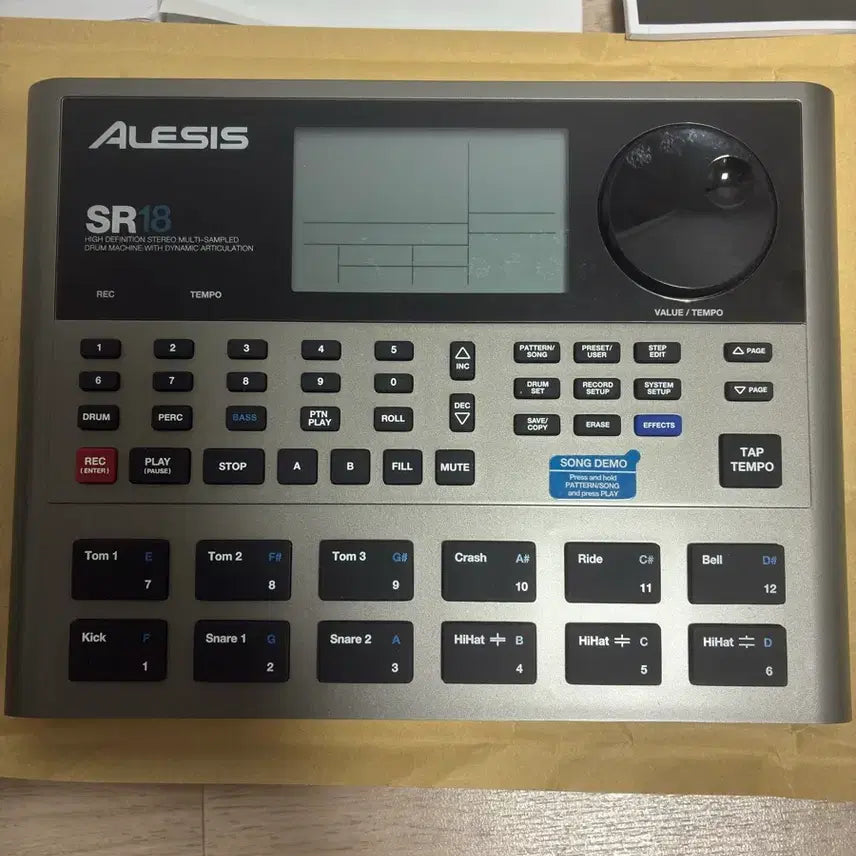 [BUNJANG] Alesis SR-18 Drum Machine / Bass Synth with USB to Midi Cable and Batteries / 알레시스(Alesis) SR-18 드럼머신/베이스 신스+@