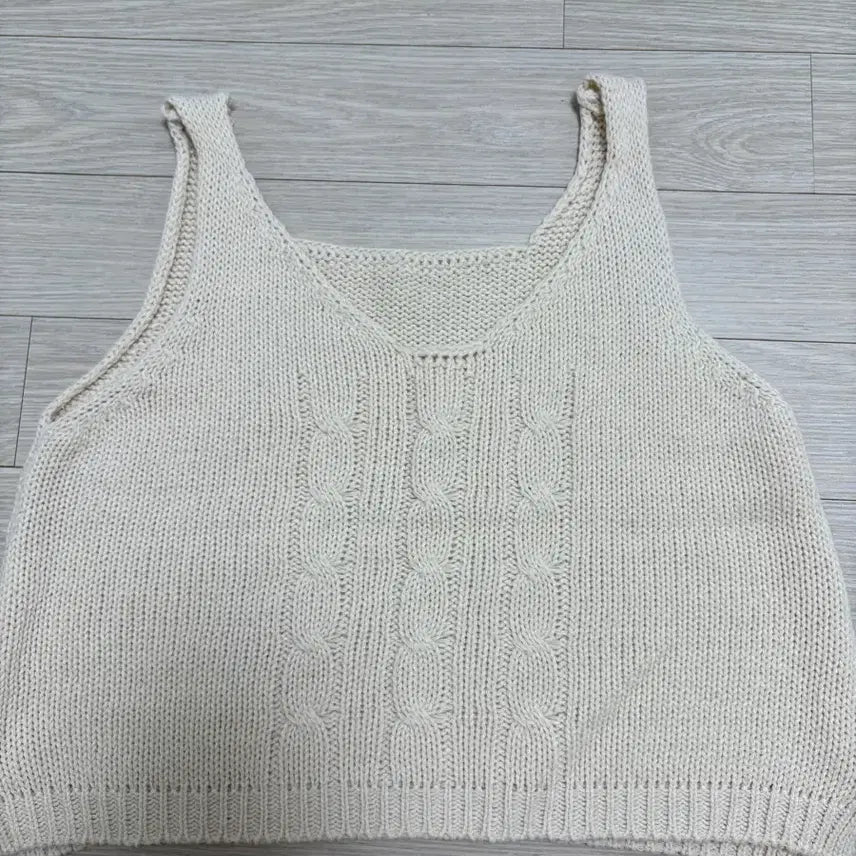 [BUNJANG] Ivory Cable Knit Crop Vest / 아이보리 꽈배기 니트 크롭 조끼