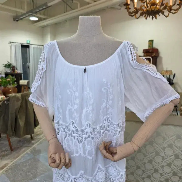 [BUNJANG] Embroidered Lace Cold Shoulder White Blouse / 무배, [여신 무드] 숄더 트임 자수 레이스 화이트 블라우스 (55~66반 추천)