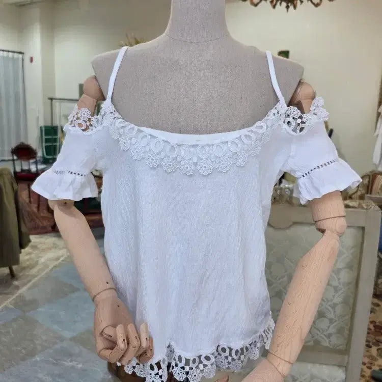 [BUNJANG] Lovely Off-Shoulder Punch Lace Blouse / 무배, [러블리 오프숄더] 숄더 끈 펀칭 레이스 블라우스 (44~55반 추천)
