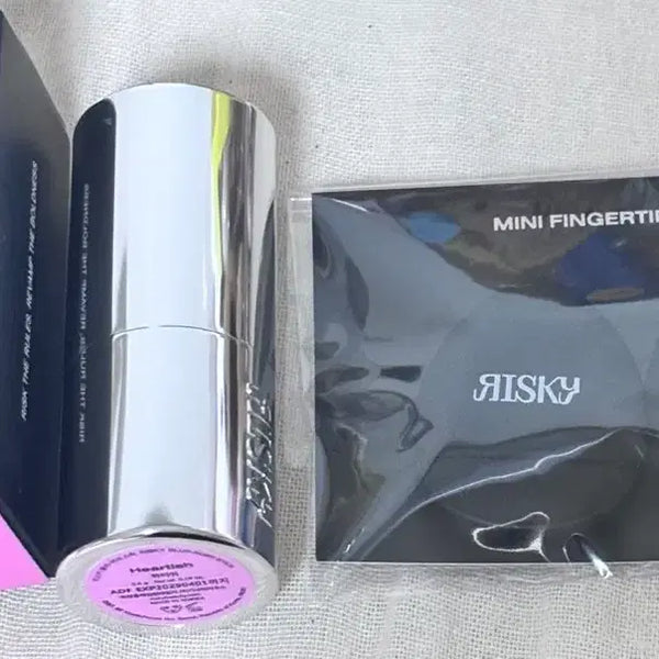 [BUNJANG] Risky Blur Rush Stick Blusher - Heartish + Mini Puff / 리스키 블러 러쉬 스틱 블러셔 하티쉬 + 미니 퍼프